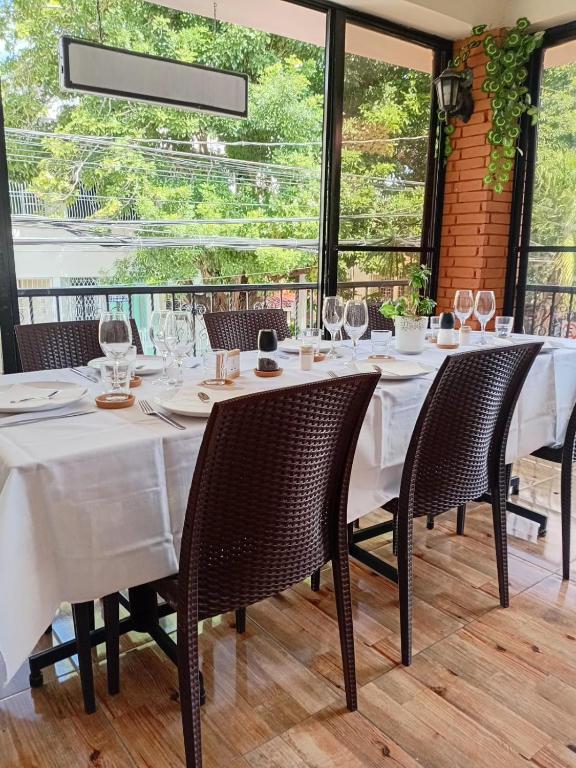 Comedor del hotel con mesas servidas